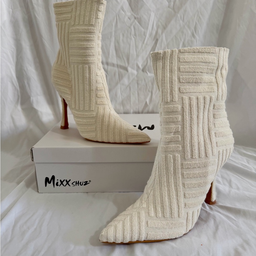 NWT - Mixx Shuz Textured Cream Heeled Boots - Size US8